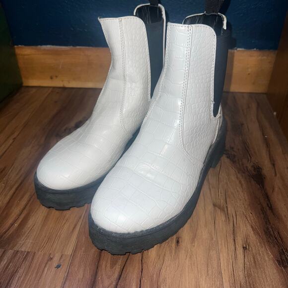 White Croc Embossed Chelsea Boots Chunky Platform Ankle Booties Size 7 - Picture 7 of 13